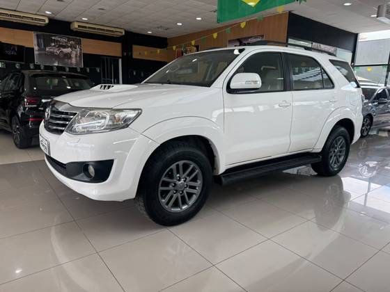 TOYOTA HILUX SW4 3.0 SRV 4X4 7 LUGARES 16V TURBO INTERCOOLER DIESEL 4P AUTOMÁTICO TOYOTA HILUX SW4 3.0 SRV 4X4 7 LUGARES 16V TURBO INTERCOOLER DIESEL 4P AUTOMÁTICO